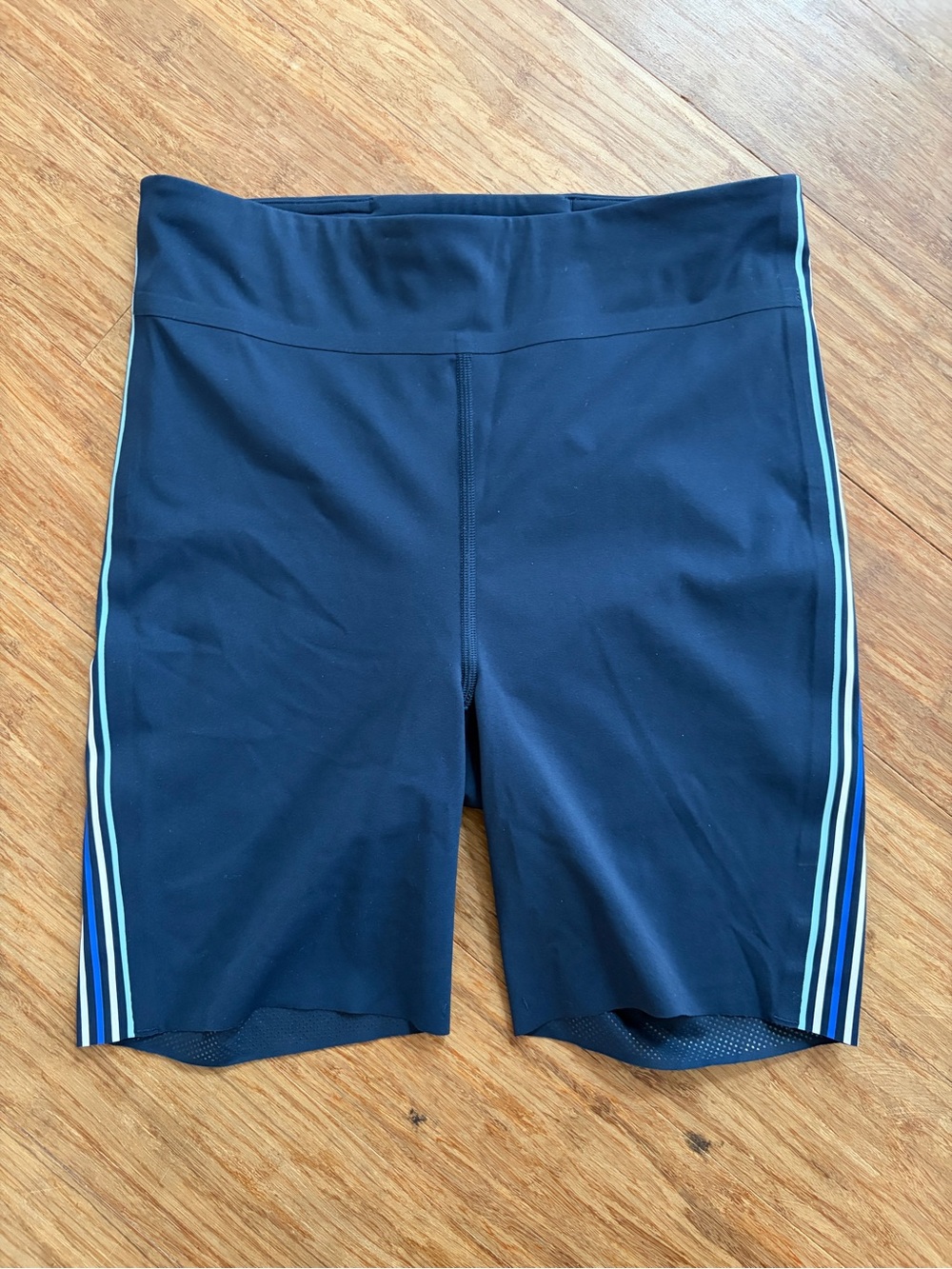 Lululemon Nulux Side-Stripe High-Rise Short 6”, sz 6